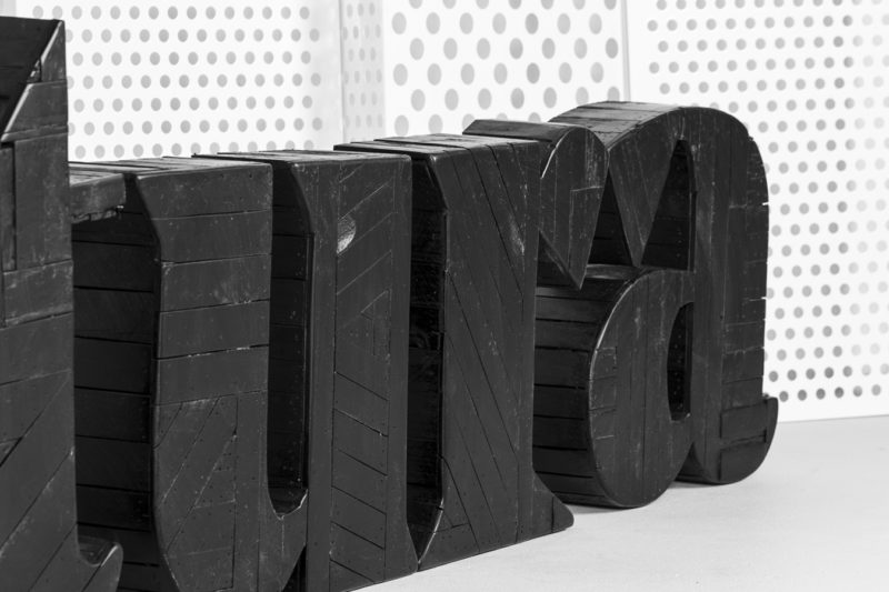 Detalle Rótulo madera Mixtura - Portfolio tresatres